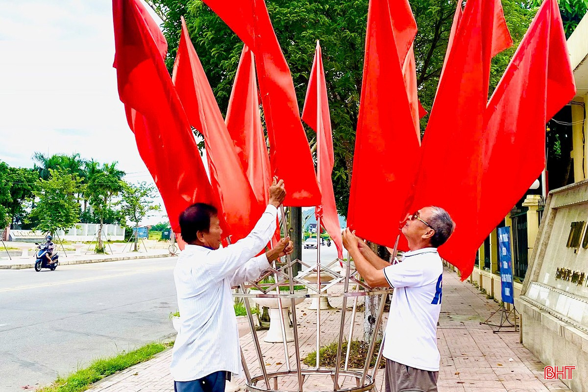 Cờ hoa rực rỡ đón chào sự kiện lớn.