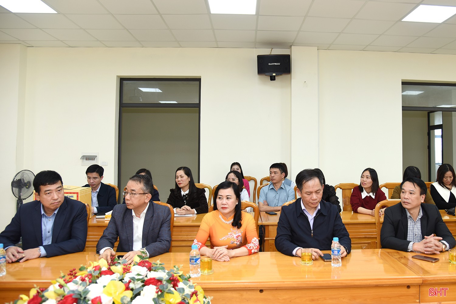 Các đồng chí trong đoàn công tác thăm, chúc Tết tại Báo Hà Tĩnh.