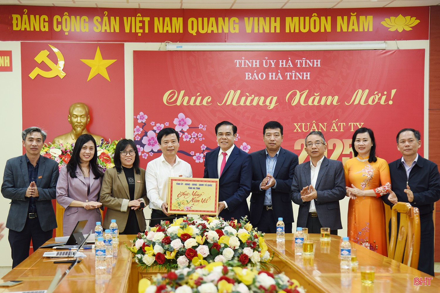 Chủ tịch UBND tỉnh Võ Trọng Hải và đoàn tặng quà cho tập thể Báo Hà Tĩnh.