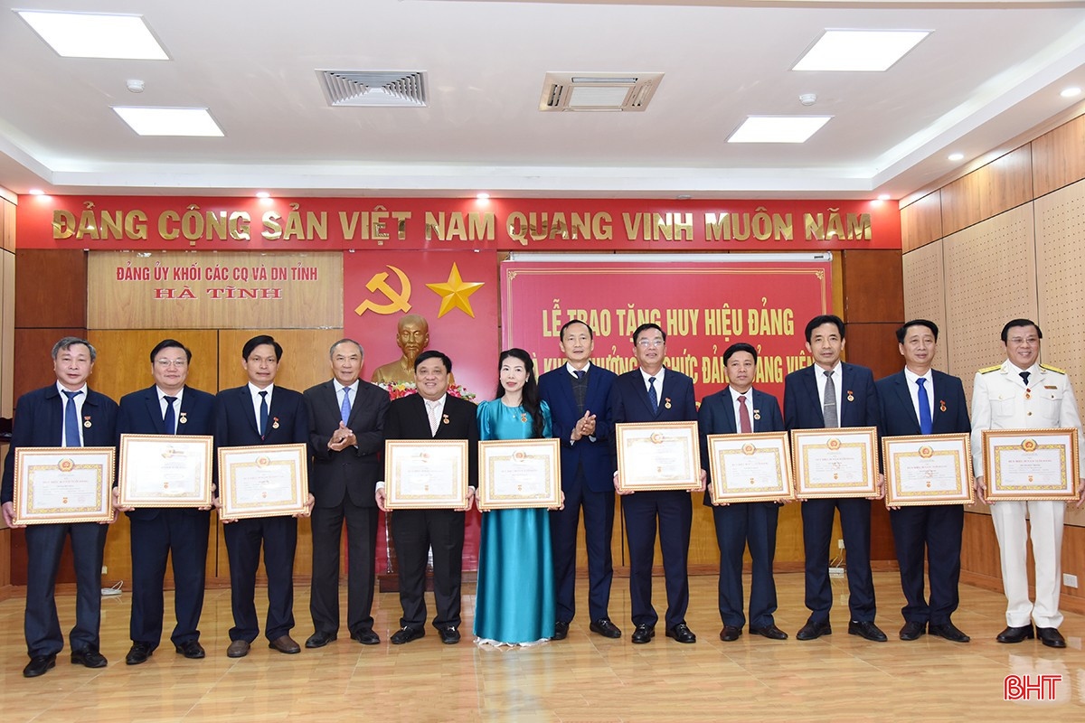 Trưởng ban Tổ chức Tỉnh ủy Võ Hồng Hải và Bí thư Đảng ủy Khối CCQ&amp;DN tỉnh Đặng Ngọc Sơn trao huy hiệu Đảng cho các đảng viên.