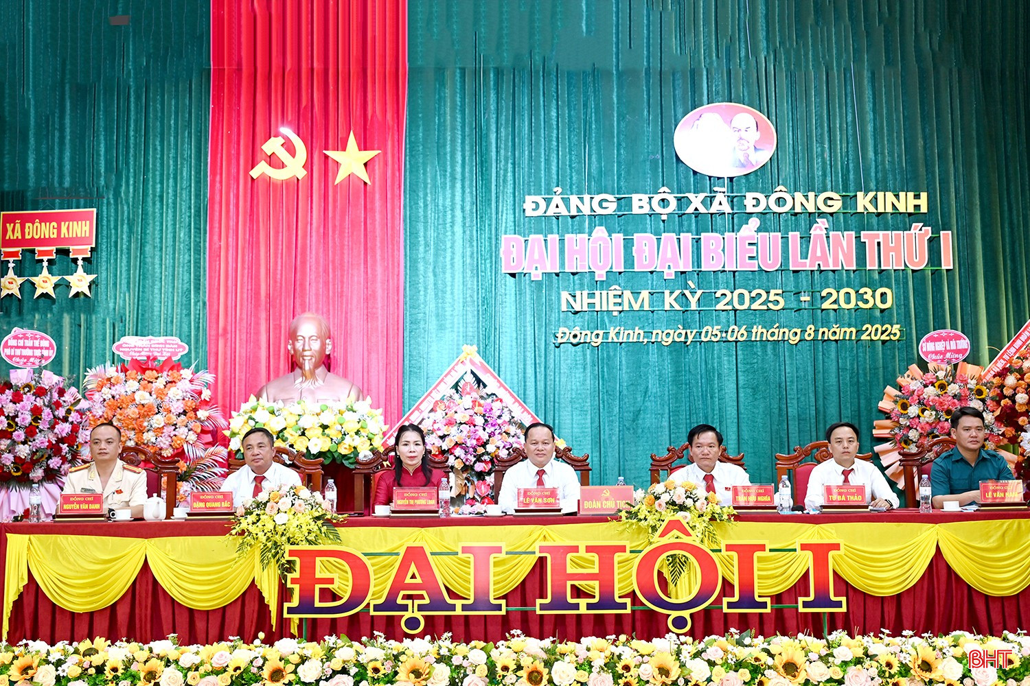 Đoàn chủ tịch điều hành đại hội.