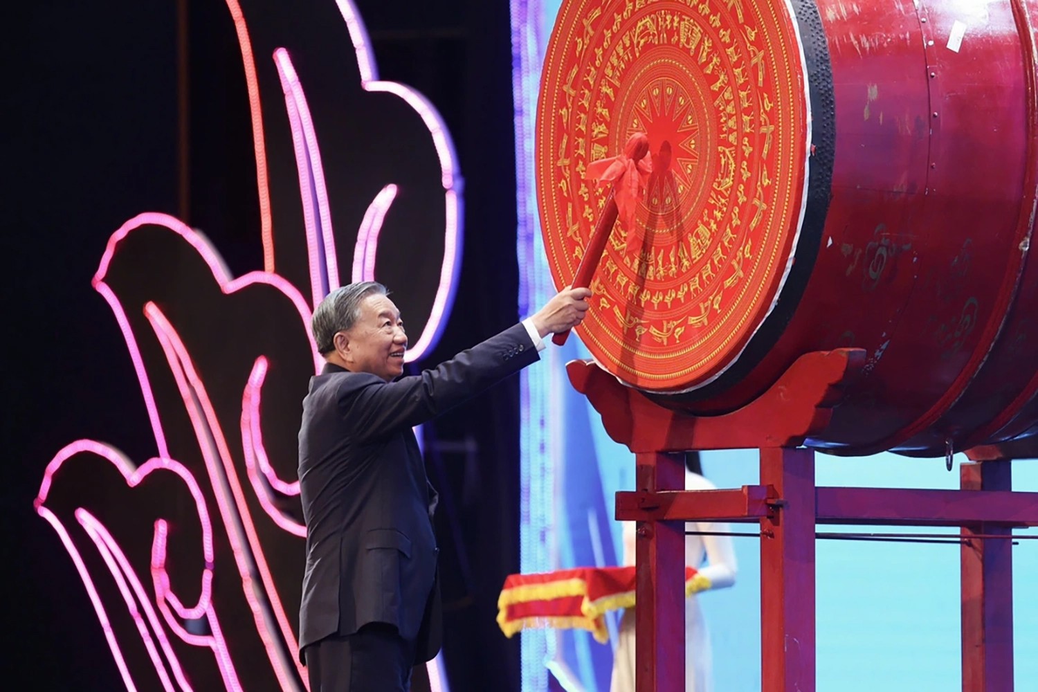 Sau bài phát biểu quan trọng, Tổng Bí thư Tô Lâm đã đánh trống khai giảng năm học mới. Ảnh Nguyễn Khánh - Báo Tuổi trẻ.