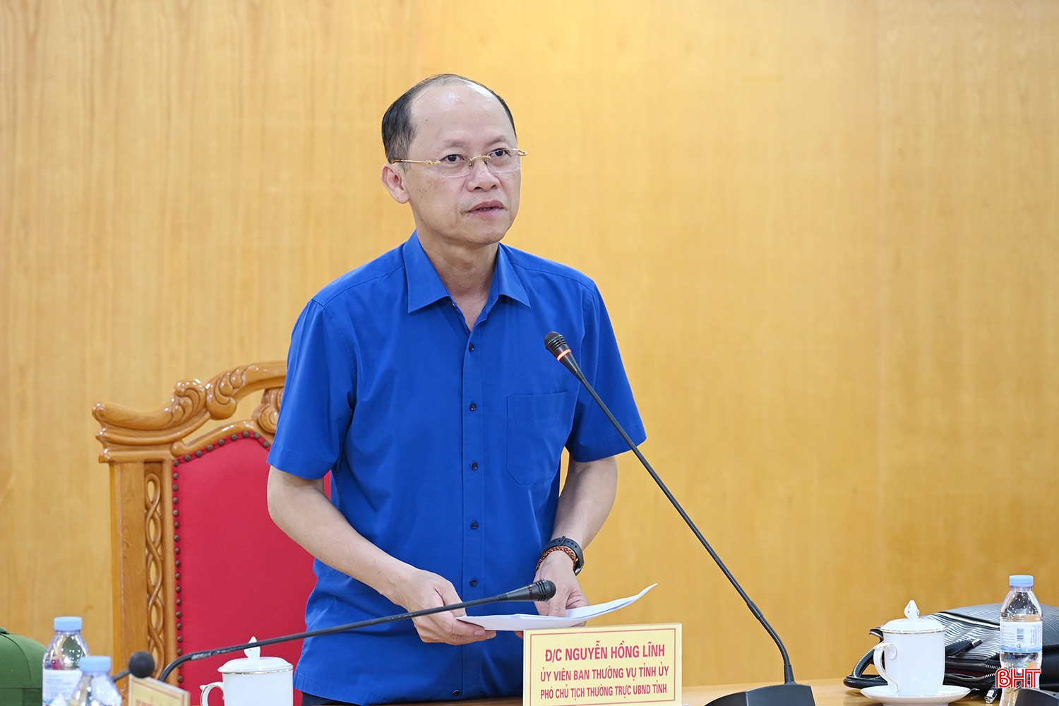 Phó Chủ tịch Thường trực UBND tỉnh Nguyễn Hồng Lĩnh báo cáo tại cuộc họp.