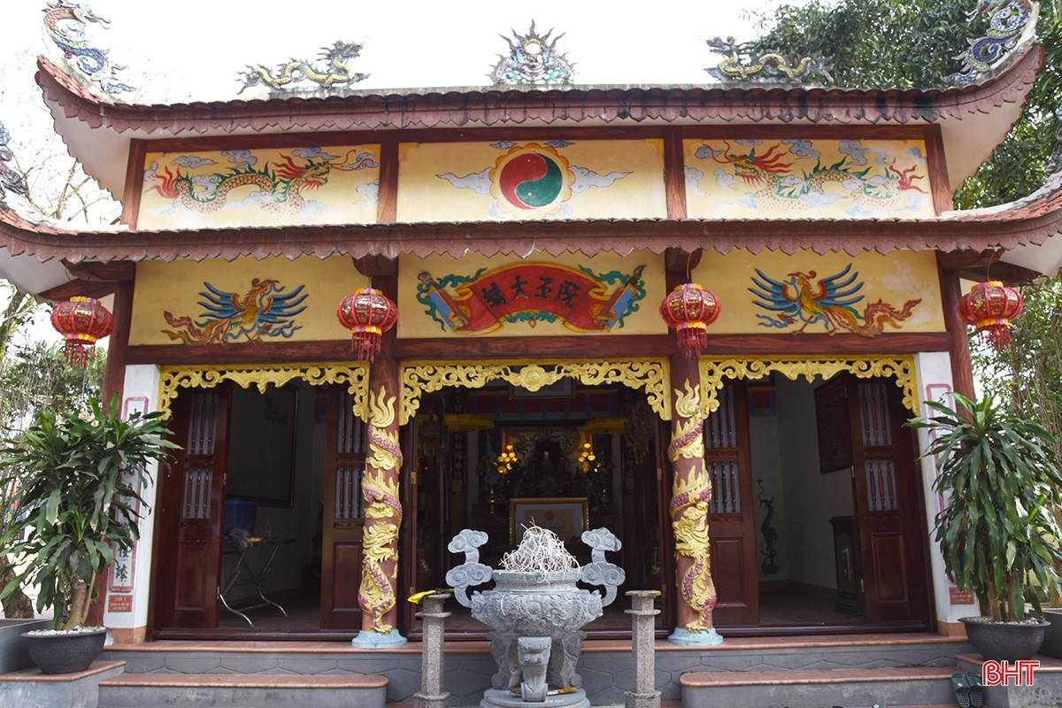Điện thờ chính của nhà thờ Nguyễn Phi Sài gồm thượng điện và hạ điện. Trong ảnh: Toàn cảnh điện thờ chính.