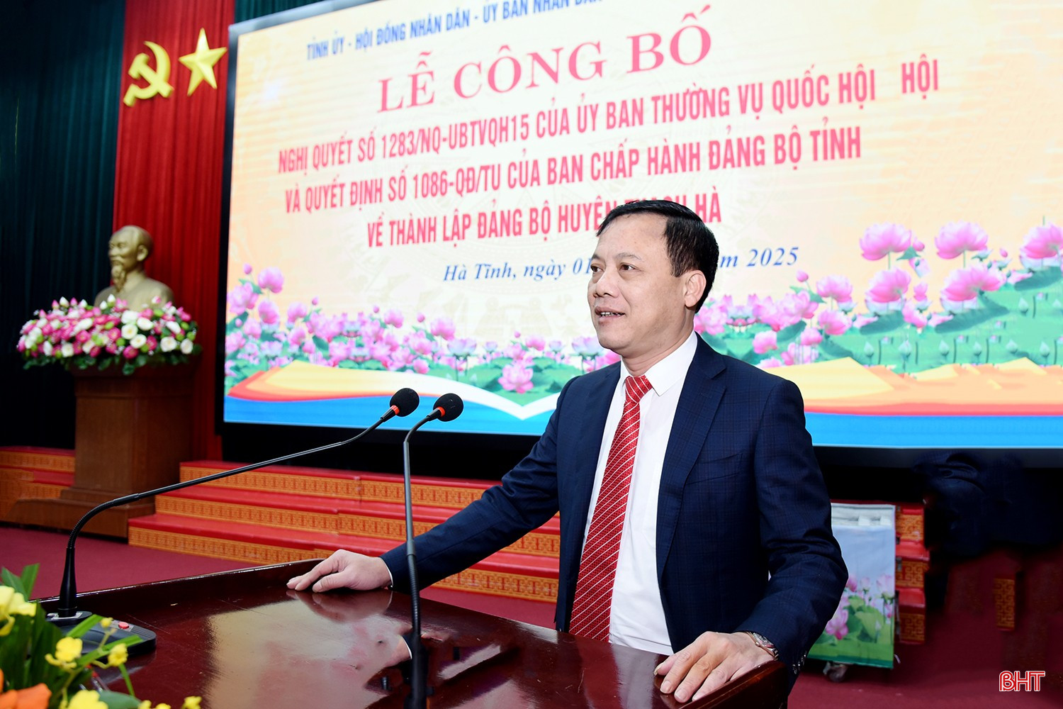 Tân Bí thư Huyện ủy Thạch Hà Nguyễn Văn Khoa phát biểu nhận nhiệm vụ.