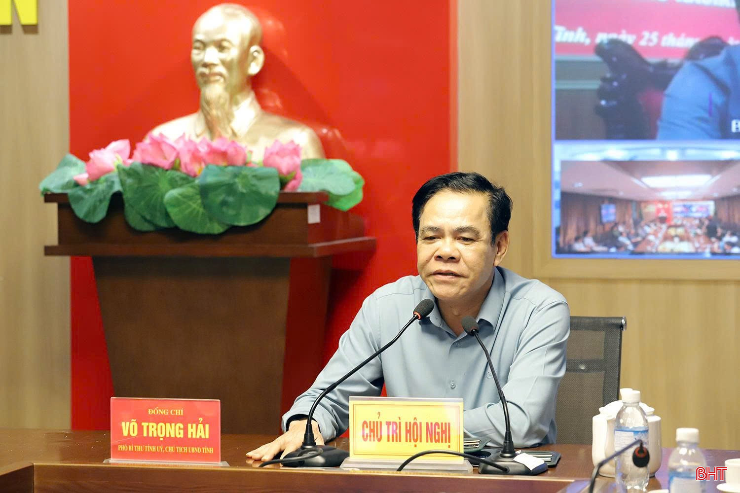 Chủ tịch UBND tỉnh Võ Trọng Hải báo cáo nhanh công tác ứng phó với bão số 5 ở các xã phía Bắc của tỉnh.