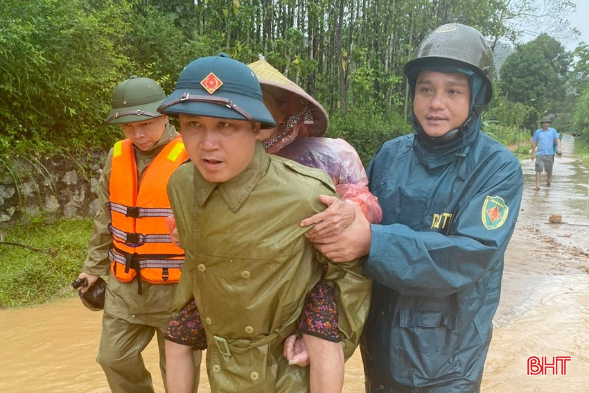 Tại xã Hương Xuân, nước đã ngập băng một số tuyến đường. Ngoài ra, ở thôn Thuận Hòa (xã Hương Xuân), mưa to đã khiến nước trên đồi núi cao chảy xuống tràn vào nhà nhiều hộ dân, nguy cơ sạt lở cao.
