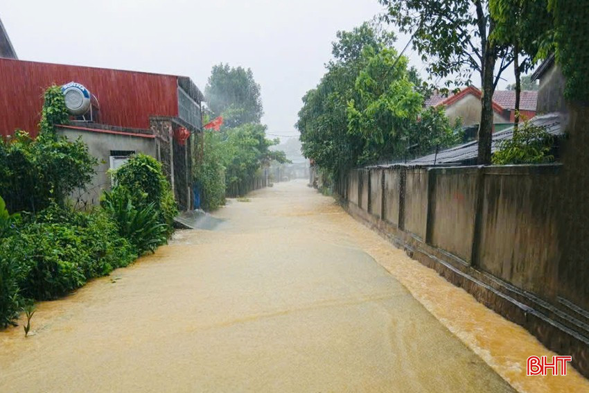 Theo lãnh đạo xã Hương Khê, hiện nay, các lực lượng đang bám sát địa bàn, nắm tình hình để kịp thời có phương án hỗ trợ, cảnh báo tới người dân khi nước lũ lên nhanh.