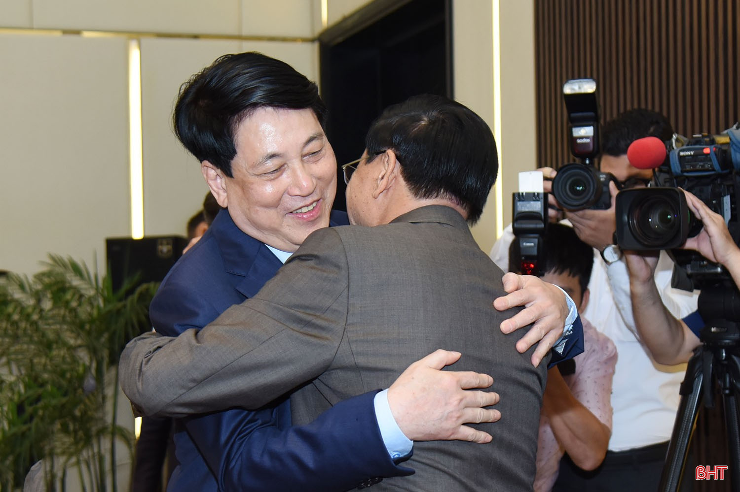 Chủ tịch nước Lương Cường tiếp đón nồng hậu Tổng Bí thư, Chủ tịch nước Lào Thongloun Sisoulith.