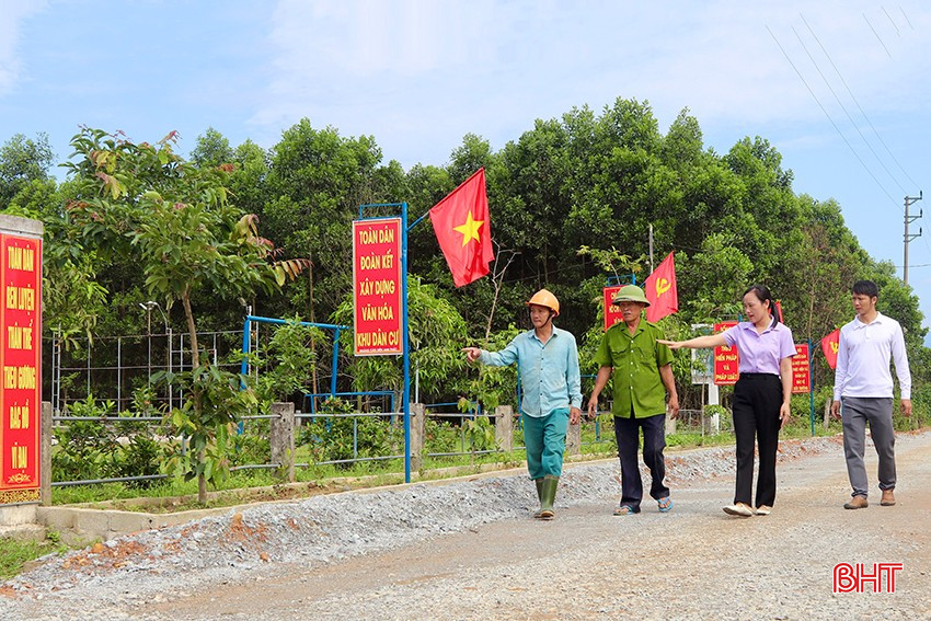 Chi bộ Quyết Thắng đang triển khai lắp đặt 100 biển bảng tuyên truyền làm công trình chào mừng Đại hội Đảng bộ xã Sơn Kim 2.