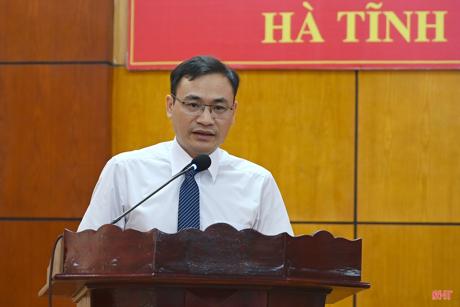Đồng chí Nguyễn Đình Dũng - Phó Bí thư Đảng ủy, Phó Trưởng ban Tuyên giáo và Dân vận Tỉnh ủy, tham luận tại hội nghị.