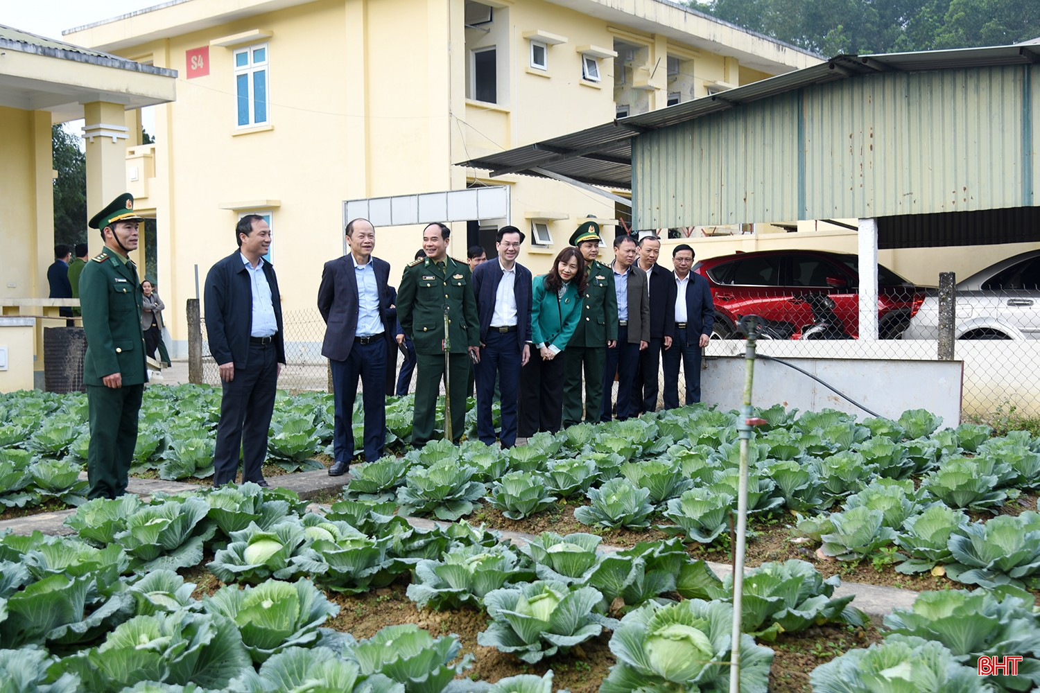 Bí thư Tỉnh ủy và đoàn kiểm tra công tác tăng gia sản xuất tại Đồn Biên phòng Phú Gia.