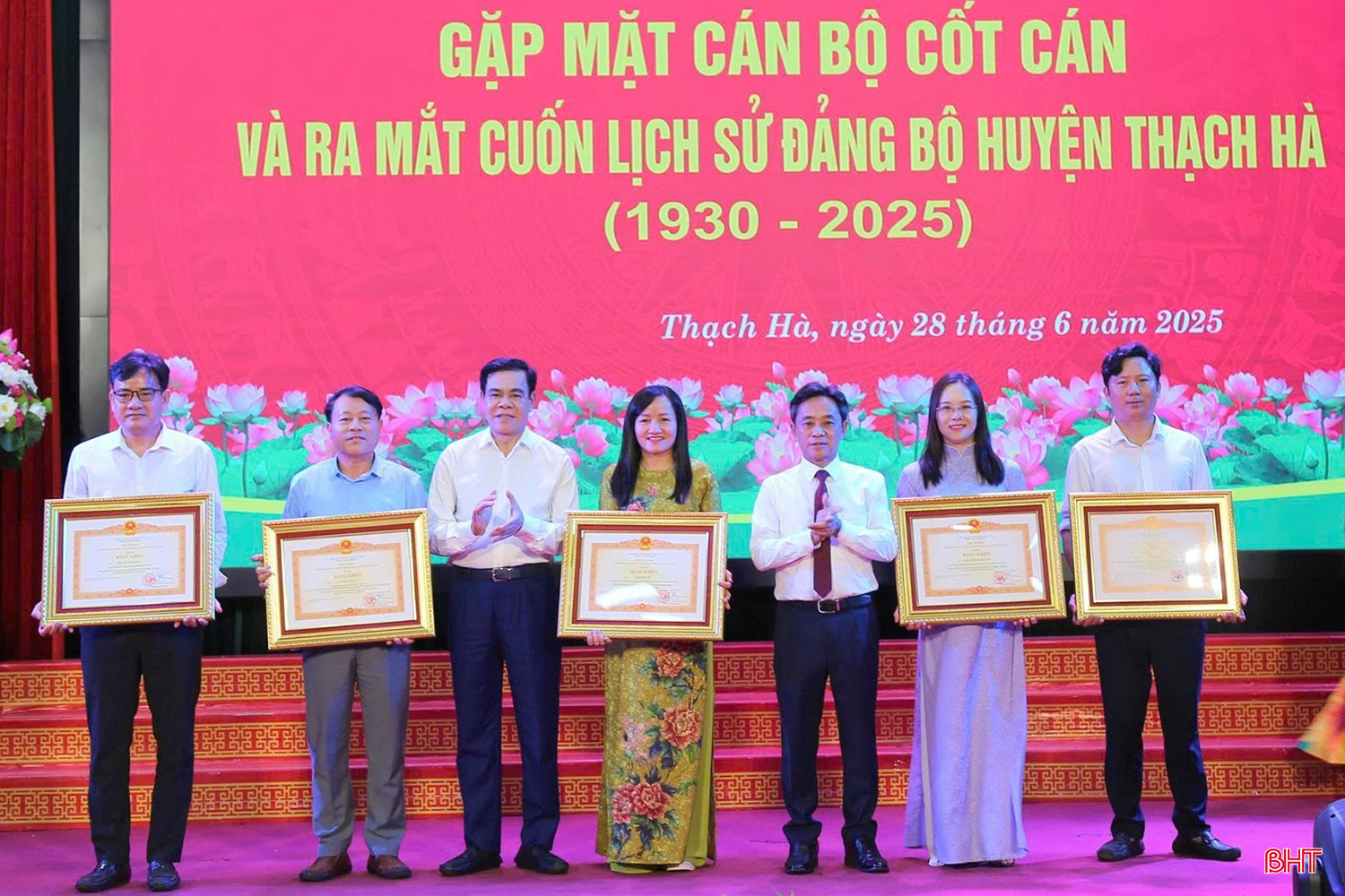 ... và trao bằng khen cho các cá nhân.
