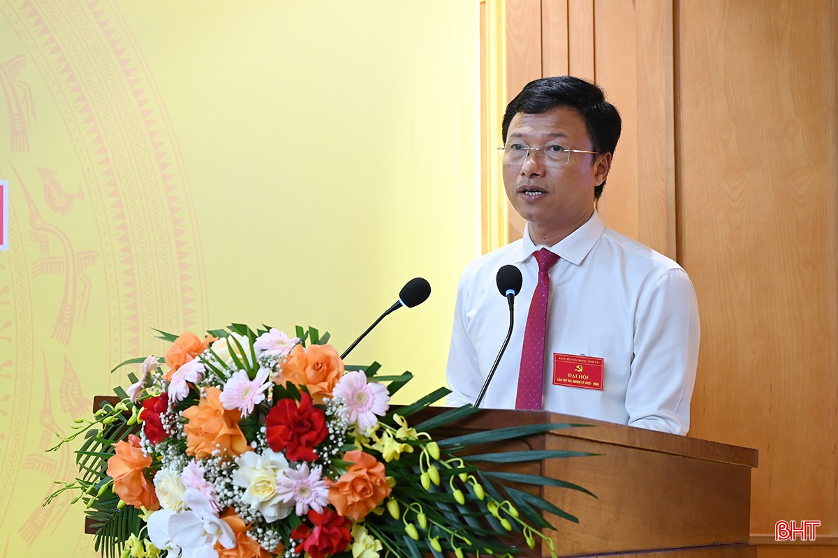 Đồng chí Phan Duy Vĩnh - Bí thư Đảng bộ Văn phòng Tỉnh ủy, Chánh Văn phòng Tỉnh ủy trình bày báo cáo kiểm điểm của Ban Chấp hành Đảng bộ.