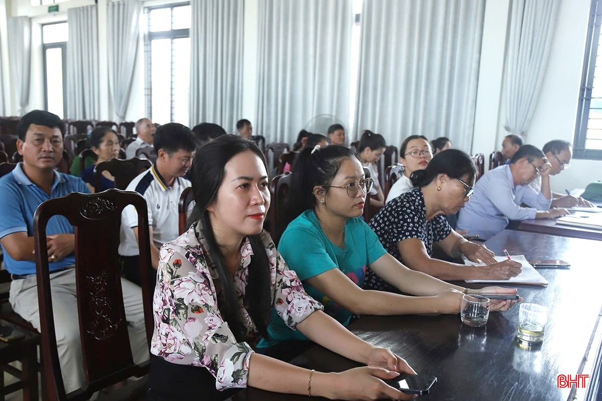 Đại biểu tại điểm cầu thị trấn Xuân An (Nghi Xuân) lắng nghe phát biểu chỉ đạo của Tổng Bí thư Tô Lâm.