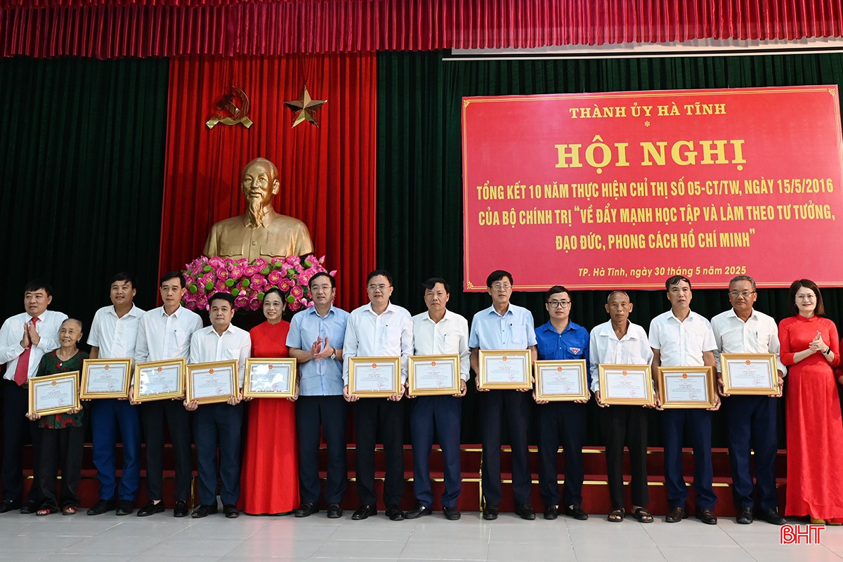Trao giấy khen cho các cá nhân.