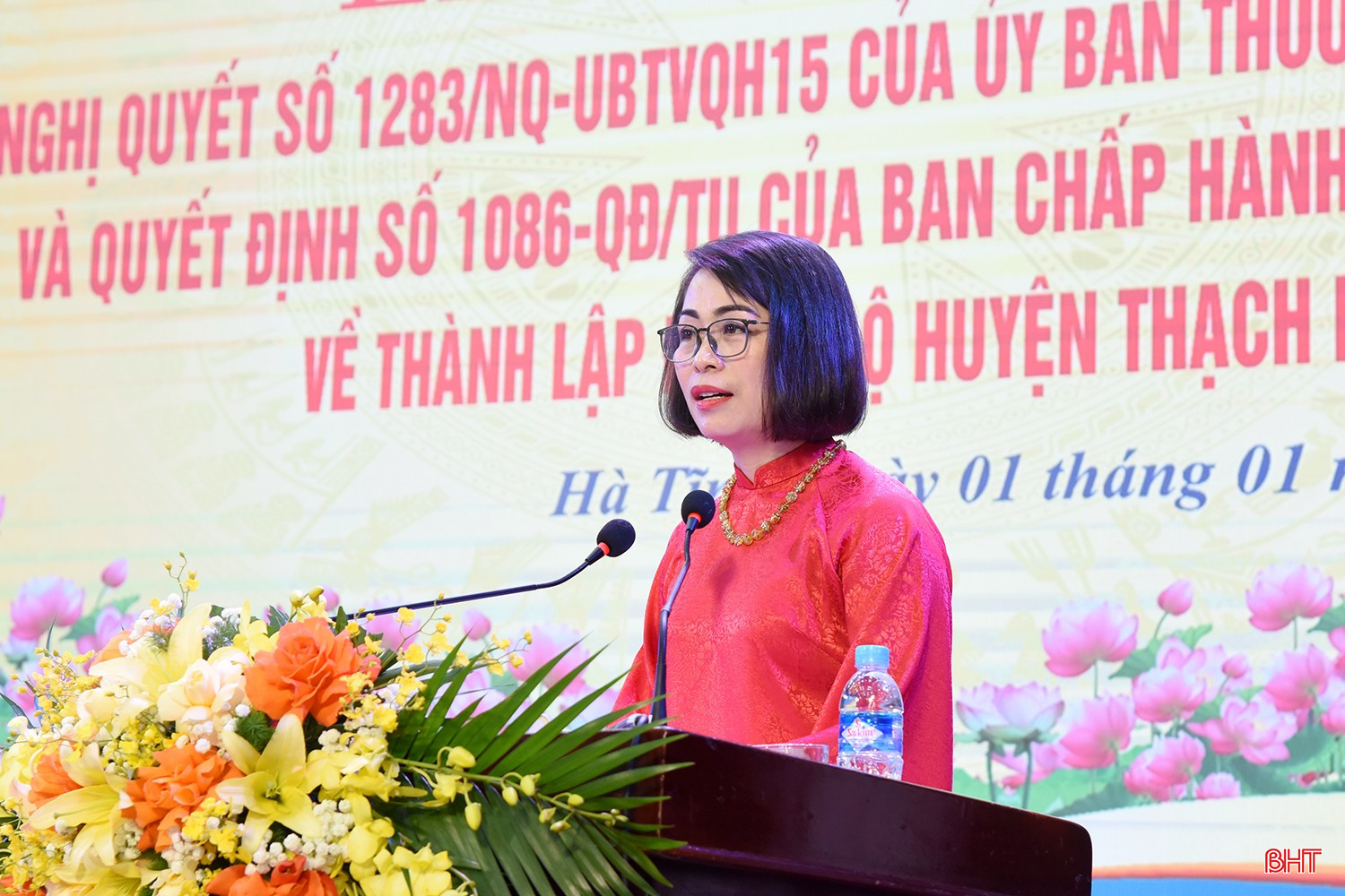 Phó Trưởng ban Tổ chức Tỉnh ủy Phan Thị Tố Hoa công bố quyết định thành lập Đảng bộ huyện Thạch Hà và các quyết định về công tác cán bộ.