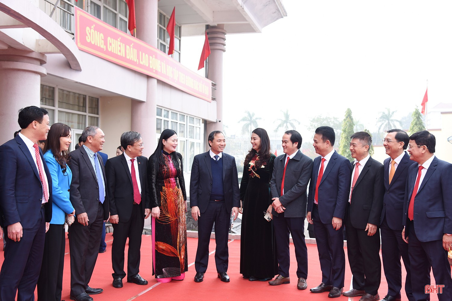 Bí thư Tỉnh ủy Hoàng Trung Dũng và các đại biểu trò chuyện trước giờ công bố nghị quyết về sắp xếp đơn vị hành chính.
