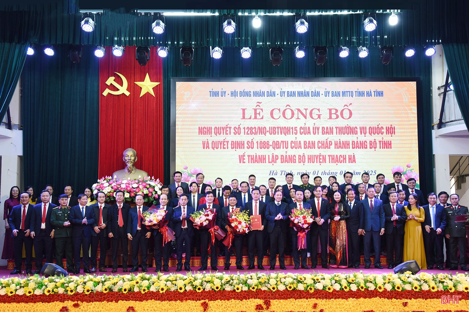 Bí thư Tỉnh ủy Hoàng Trung Dũng, Phó Bí thư Thường trực Tỉnh ủy Trần Thế Dũng tặng hoa chúc mừng Ban Chấp hành Đảng bộ huyện Thạch Hà.
