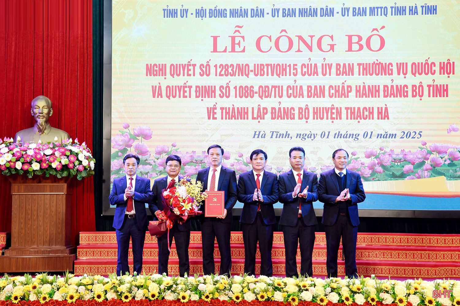Bí thư Tỉnh ủy Hoàng Trung Dũng, Phó Bí thư Thường trực Tỉnh ủy Trần Thế Dũng tặng hoa chúc mừng Thường trực Huyện ủy Thạch Hà.