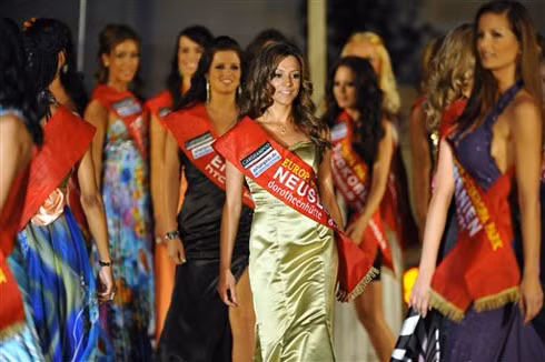 Tương tự ngày hội bóng đá sắp diễn ra ở Nam Phi, cuộc thi Miss World Cup 2010 cũng trải qua một hành trình dài vòng loại. Khoảng 950 thí sinh đã ghi danh đua tài, trước khi chọn ra 32 người đẹp đại diện cho 32 quốc gia có đội tuyển bóng đá dự World Cup 2010 vào vòng chung kết ở Đức. Lợi thế về đôi chân dài được các thi sinh tận dụng triệt để nhằm bày tỏ tinh thần màu cờ sắc áo. Trình diễn bikini là một trong những phần thi hấp dẫn nhất đêm chung kết. Các người đẹp trình diễn trong trang phục thể thao với áo là áo đấu của đội tuyển quốc gia nước họ sắp sử dụng ở World Cup 2010. Phần thi trang phục dạ hội. Nét yêu kiều của Jennifer Scherman, đại diện cho Argentina. Những đôi chân dài miên man giúp các thí sinh tạo điểm nhấn ở phần thi trang phục dạ hội. Scherman nhận được số phiếu cao nhất từ ban giám khảo trong đó có nhiều nhân vật uy tín như Hoa hậu World Cup 2002, Edwige Madze Badakou, Hoa hậu Đức 2010, Anne Julia Hagen. Ngoài ra, thành viên ban giám khảo còn có cựu tuyển thủ Đức vô địch World Cup 2010, Pierre Littbarski, và cựu tiền đạo Bayern Munich, Roy Makaay. Đại diện Hy Lạp, Katerina Giannoglou (trái) đoạt giải Á hậu một. Giải Á hậu hai thuộc về người đẹp Hà Lan Avalon-Chanel Weijzig (phải).