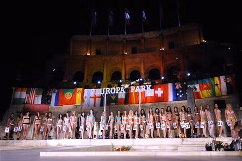 Tương tự ngày hội bóng đá sắp diễn ra ở Nam Phi, cuộc thi Miss World Cup 2010 cũng trải qua một hành trình dài vòng loại. Khoảng 950 thí sinh đã ghi danh đua tài, trước khi chọn ra 32 người đẹp đại diện cho 32 quốc gia có đội tuyển bóng đá dự World Cup 2010 vào vòng chung kết ở Đức. Lợi thế về đôi chân dài được các thi sinh tận dụng triệt để nhằm bày tỏ tinh thần màu cờ sắc áo. Trình diễn bikini là một trong những phần thi hấp dẫn nhất đêm chung kết. Các người đẹp trình diễn trong trang phục thể thao với áo là áo đấu của đội tuyển quốc gia nước họ sắp sử dụng ở World Cup 2010. Phần thi trang phục dạ hội. Nét yêu kiều của Jennifer Scherman, đại diện cho Argentina. Những đôi chân dài miên man giúp các thí sinh tạo điểm nhấn ở phần thi trang phục dạ hội. Scherman nhận được số phiếu cao nhất từ ban giám khảo trong đó có nhiều nhân vật uy tín như Hoa hậu World Cup 2002, Edwige Madze Badakou, Hoa hậu Đức 2010, Anne Julia Hagen. Ngoài ra, thành viên ban giám khảo còn có cựu tuyển thủ Đức vô địch World Cup 2010, Pierre Littbarski, và cựu tiền đạo Bayern Munich, Roy Makaay. Đại diện Hy Lạp, Katerina Giannoglou (trái) đoạt giải Á hậu một. Giải Á hậu hai thuộc về người đẹp Hà Lan Avalon-Chanel Weijzig (phải).
