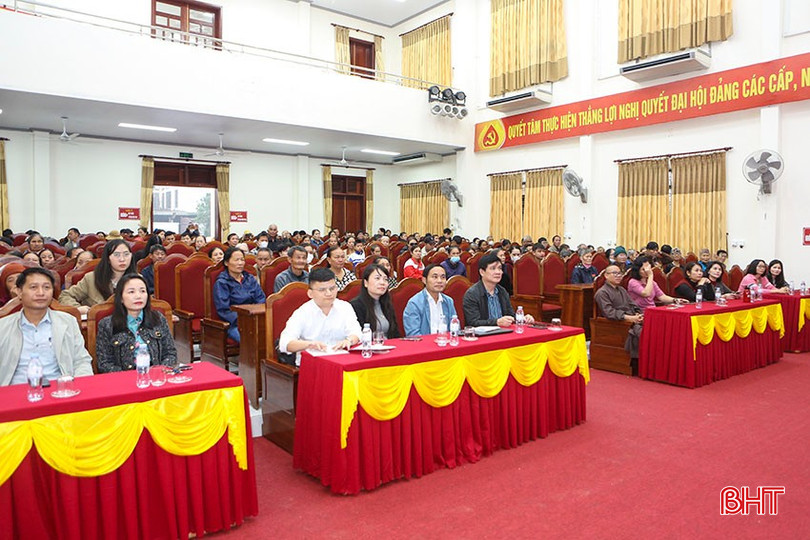 Đại biểu tham dự chương trình.