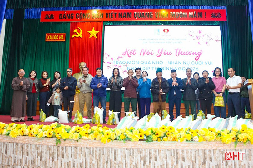 Tại chương trình, Ban Tổ chức đã trao 300 suất quà cho các hội viên Hội Người mù có hoàn cảnh khó khăn đang sinh sống tại các xã Lộc Hà, Hồng Lộc, Mai Phụ, Đông Kinh và Thạch Hà, với tổng giá trị các phần quà 190 triệu đồng.