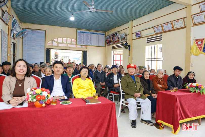 Năm nay, toàn xã Hồng Lộc có 288 người cao tuổi được Nhà nước chúc thọ, mừng thọ. Trong đó, có 15 cụ trên 100 tuổi, 4 cụ tròn 100 tuổi, 21 cụ 95 tuổi và 21 cụ tròn 90 tuổi...