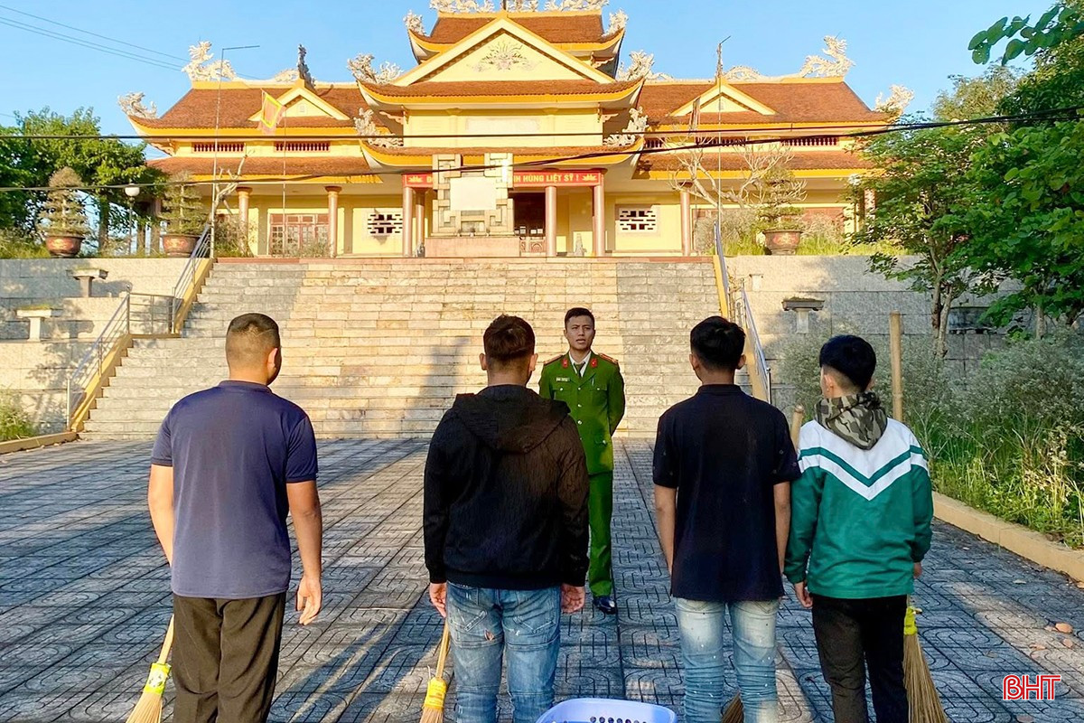 Công an xã Vũ Quang tiếp tục áp dụng biện pháp lao động công ích, tổ chức đều đặn duy trì mỗi tuần một lần với các em "chưa ngoan".