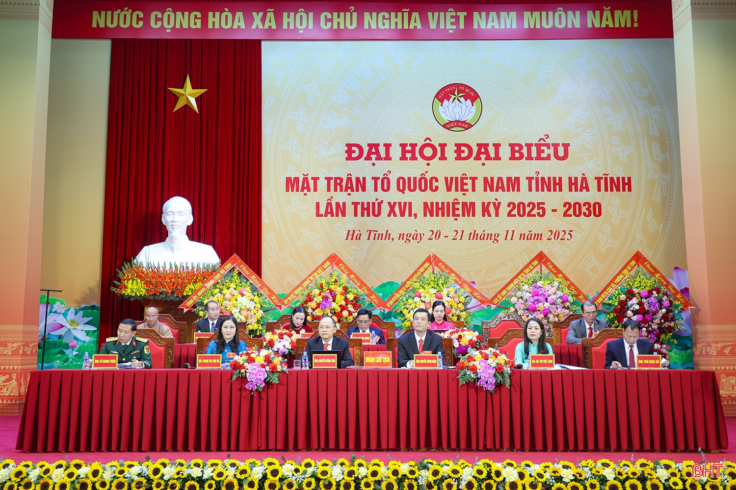 Đoàn Chủ tịch điều hành đại hội.