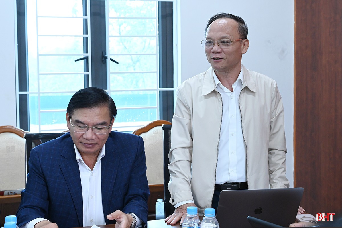 Đồng chí Thái Văn Sinh - Phó trưởng Ban Văn hóa - xã hội (HĐND tỉnh) phát biểu tại hội nghị.
