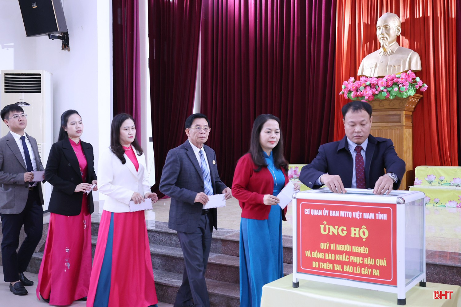 ... và cán bộ, công chức Cơ quan Ủy ban MTTQ tỉnh quyên góp ủng hộ.