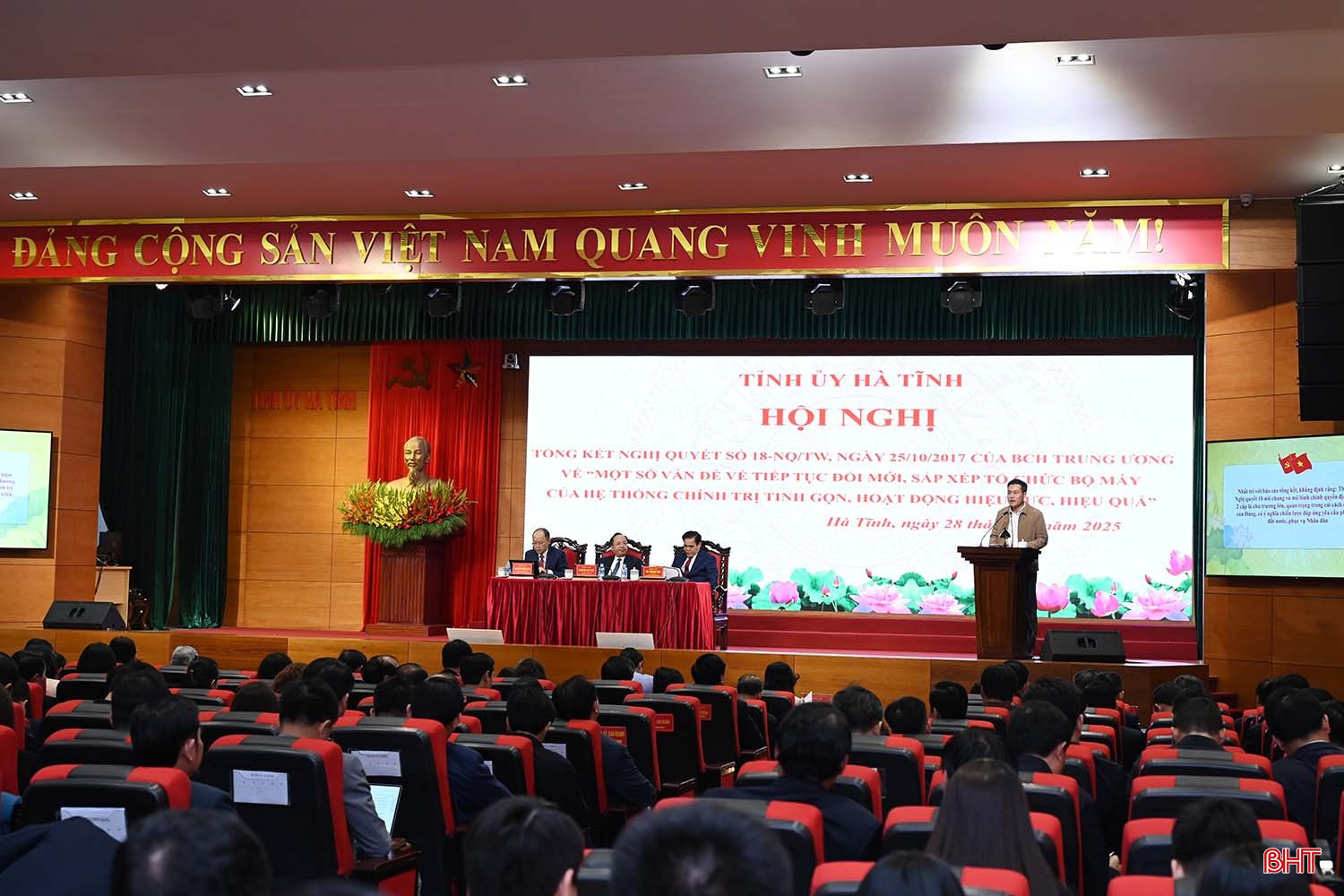 Bí thư Đảng ủy xã Việt Xuyên Trần Đình Trung phát biểu tham luận.
