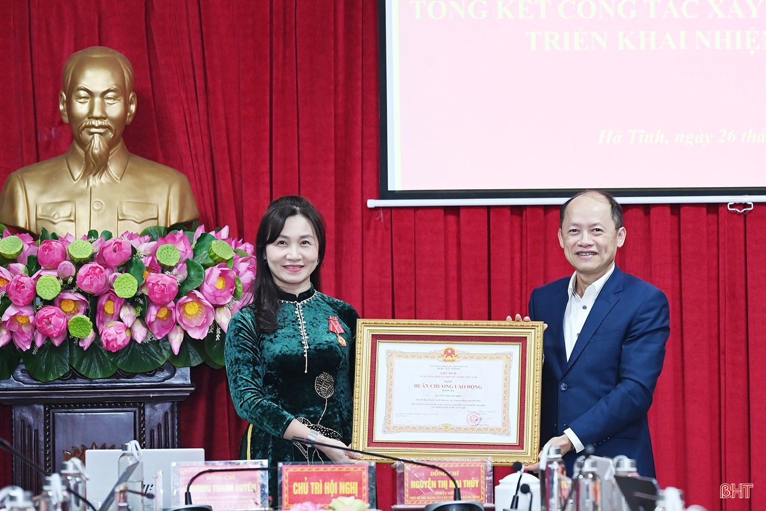 Đồng chí Nguyễn Hồng Lĩnh trao tặng Huân chương Lao động hạng Ba cho đồng chí Nguyễn Thị Mai Thủy - Phó Bí thư chuyên trách Đảng ủy CCQ Đảng tỉnh.