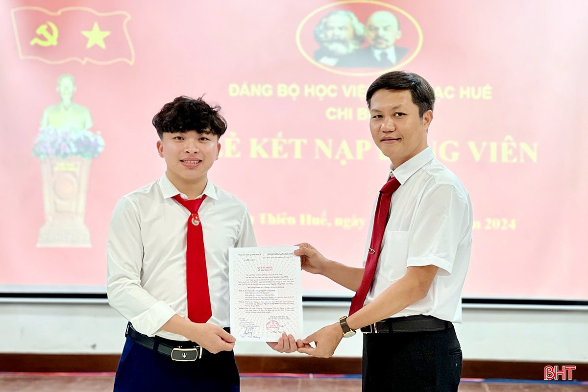 Năm 2024, Công Minh vinh dự được kết nạp Đảng tại trường.