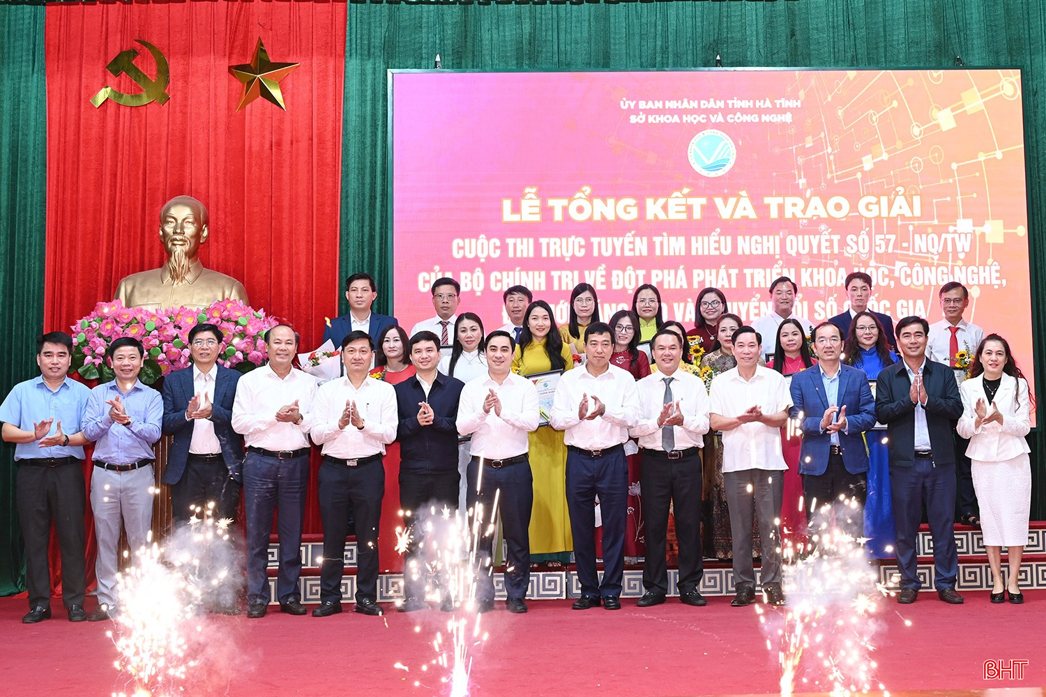 Ban Tổ chức trao giải cho các thí sinh đạt giải tập thể, cá nhân.