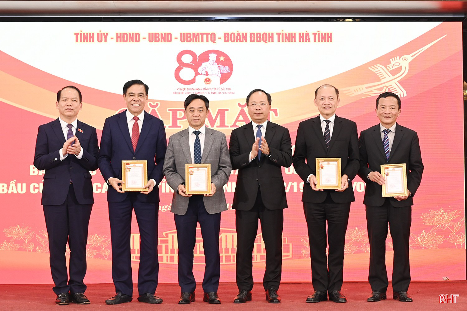 Chủ nhiệm Ủy ban Pháp luật và Tư pháp Quốc hội Hoàng Thanh Tùng và Bí thư Tỉnh ủy Nguyễn Duy Lâm trao tặng kỷ niệm chương cho các đồng chí đại biểu Quốc hội qua các thời kỳ và các đồng chí lãnh đạo tỉnh...