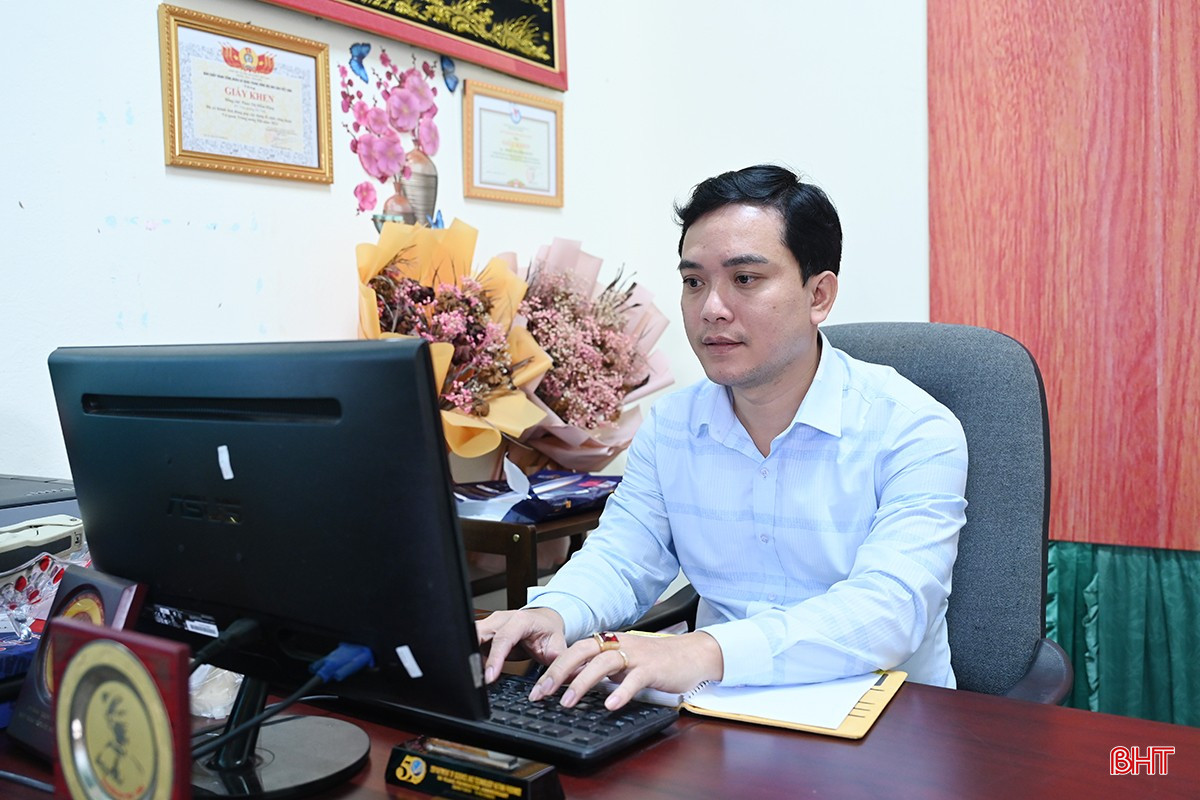 Nhà báo Trần Phong (Báo Nhà báo và Công luận) nhiều năm liền tham gia giải Búa liềm vàng tỉnh Hà Tĩnh.
