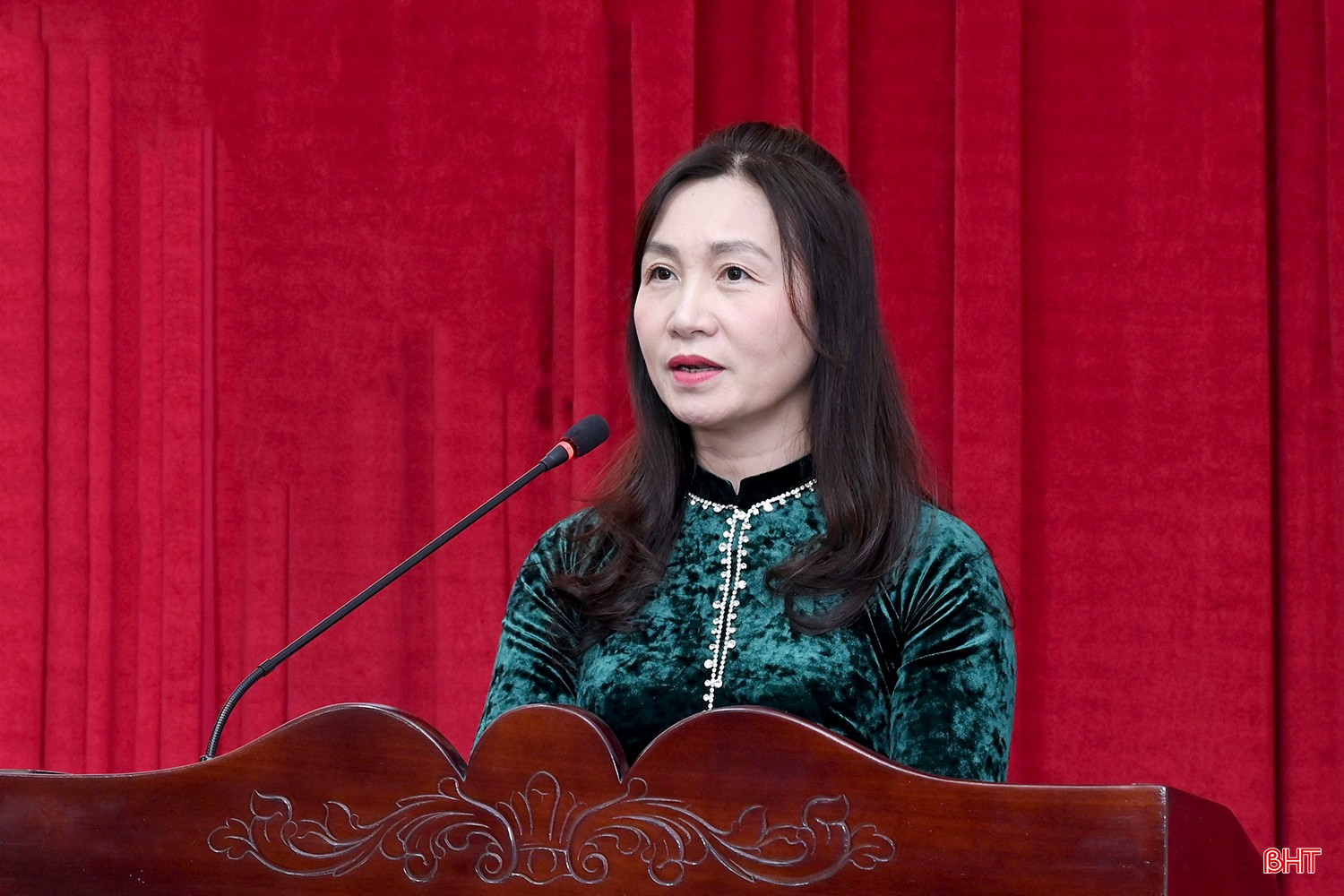 Đồng chí Nguyễn Thị Mai Thủy - Tỉnh ủy viên, Phó Bí thư chuyên trách Đảng ủy CCQ Đảng tỉnh trình bày báo cáo tại hội nghị.