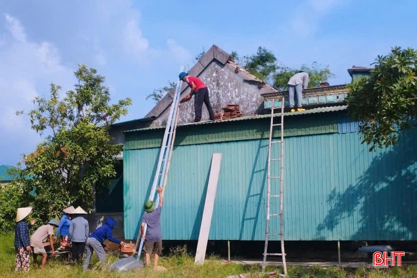 MTTQ và các đoàn thể chính trị xã hội xã Thạch Hà huy động hàng trăm lượt ngày công giúp đỡ các gia đình.
