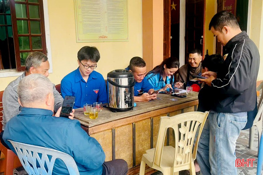 Đã có hơn 1.000 đảng viên trên địa bàn xã Hương Khê sử dụng Sổ tay đảng viên điện tử.