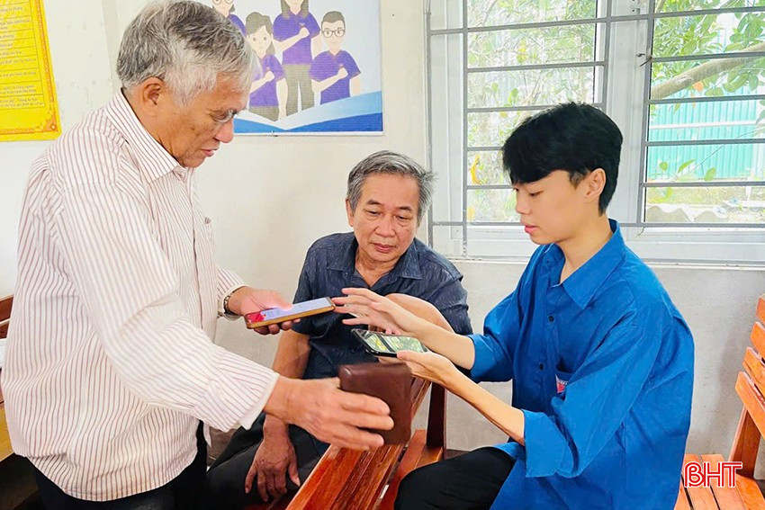 Đoàn viên thanh niên xã Hương Khê về tận các chi bộ hướng dẫn đảng viên sử dụng Sổ tay đảng viên điện tử.