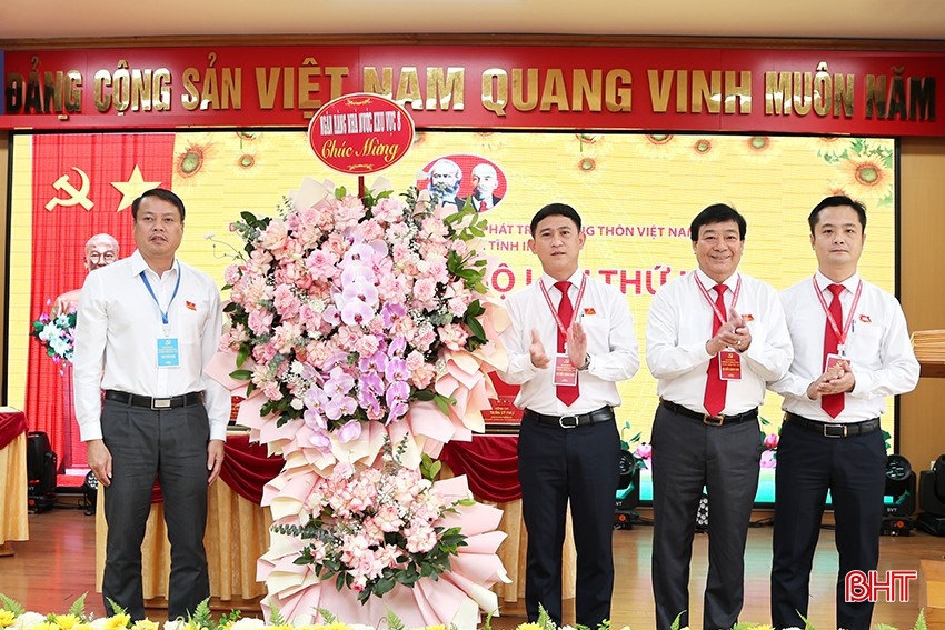 Lãnh đạo Ngân hàng Nhà nước khu vực 8 tặng hoa chúc mừng đại hội.