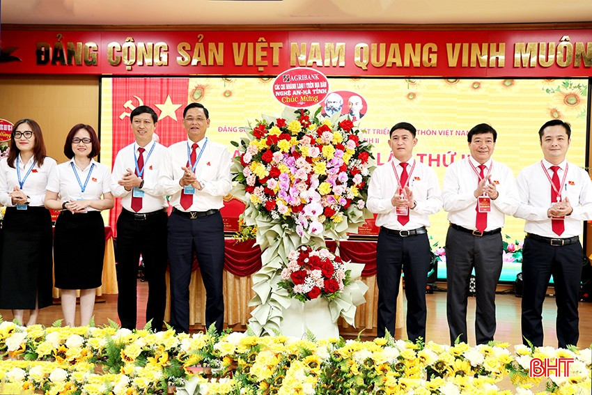 Agribank chi nhánh Nghệ An, Hà Tĩnh tặng hoa chúc mừng đại hội.