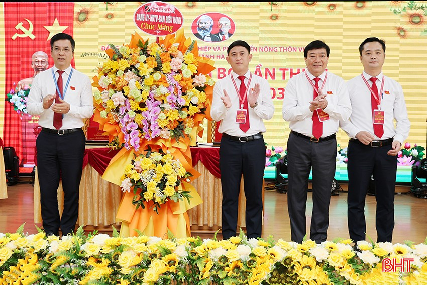 Lãnh đạo Agribank Việt Nam tặng hoa chúc mừng đại hội.