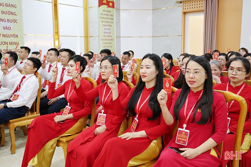 Đại biểu biểu quyết thông qua nghị quyết Đại hội.