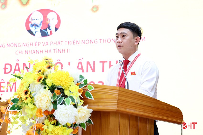 Bí thư Đảng ủy, Giám đốc Agribank Hà Tĩnh II Võ Văn Nhất trình bày báo cáo kiểm điểm sự lãnh đạo, chỉ đạo của Ban Chấp hành Đảng bộ nhiệm kỳ 2020 - 2025.