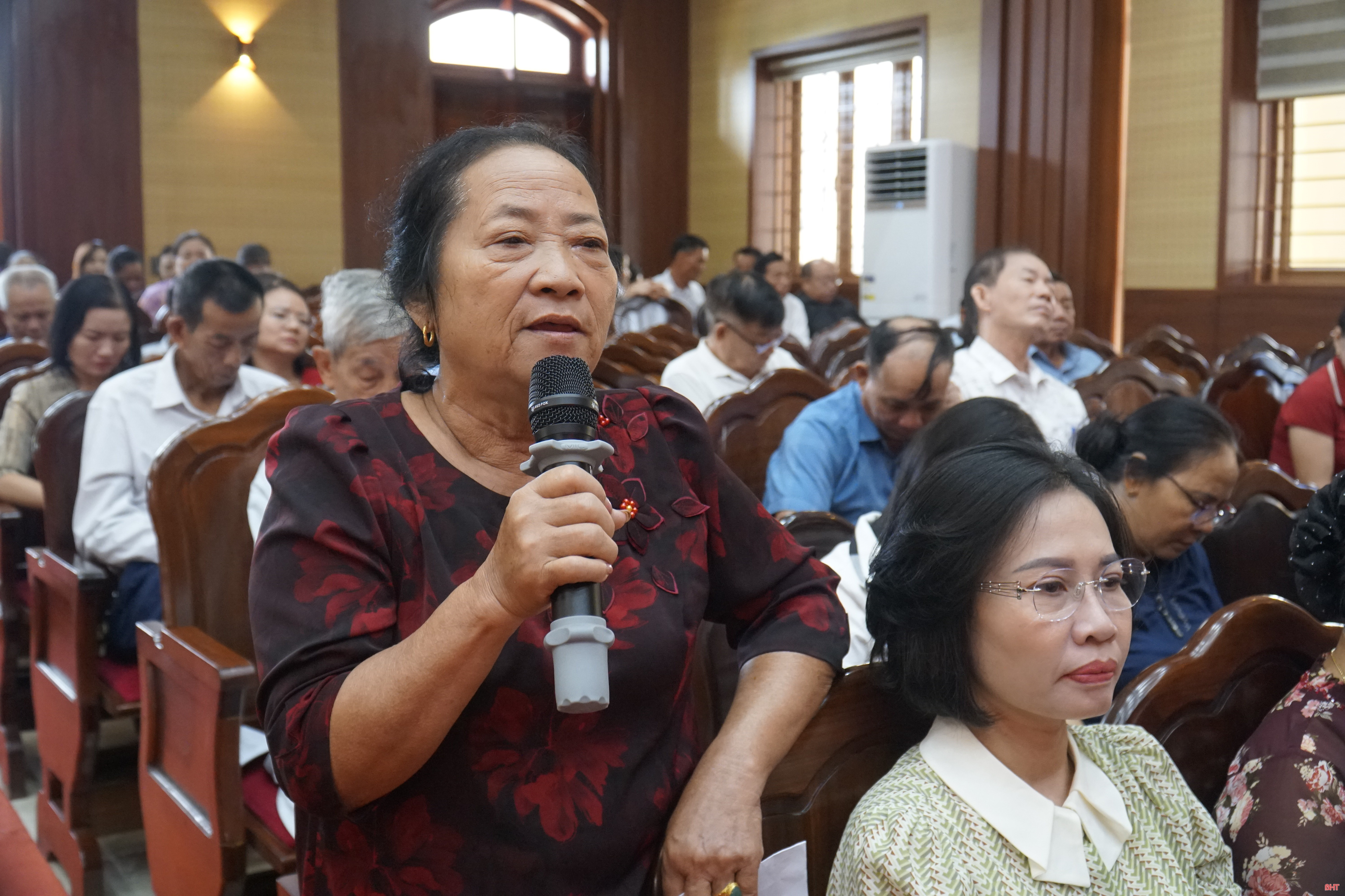 Cử tri Phạm Thị Quy (phường Bắc Hồng Lĩnh) kiến nghị về vấn đề y tế, an toàn thực phẩm và vận hành của chính quyền 2 cấp.