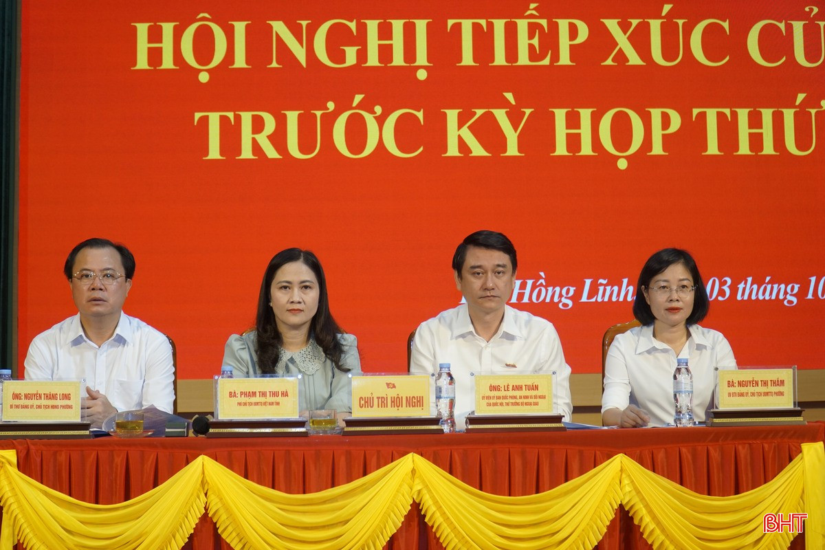 Các đại biểu chủ trì hội nghị tiếp xúc cử tri.